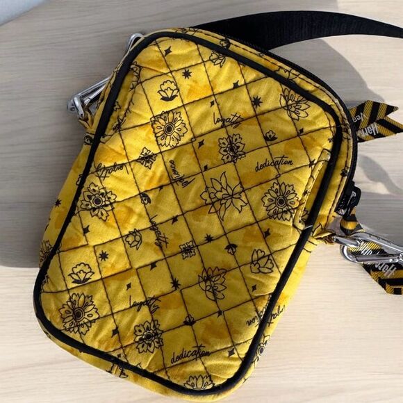 Vera Bradley Hufflepuff Harry Potter Small Convertible Crossbody Bag RFID - Picture 7 of 9